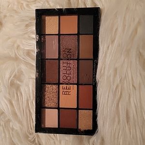 *** SOLD *** Makeup Palette Revolution Velvet Rose Reloaded Eyeshadow